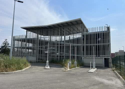 Covered car park + shuttle service