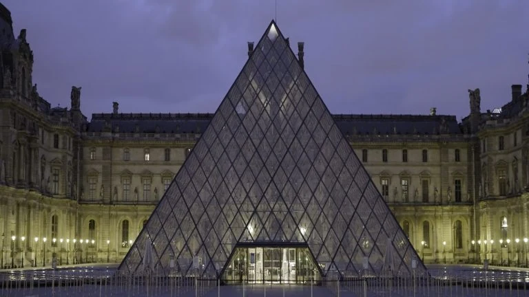 vue sur la pyramide du louvres